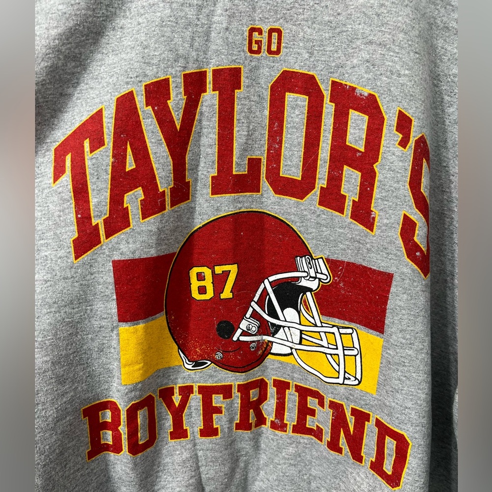 Go Taylor’s Boyfriend Gray Crewneck Graphic Sweatshirt - Picture 3 of 9